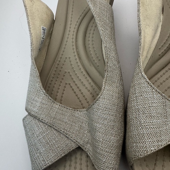 Crocs Leigh Ann Slingback Wedge Heels Womens Sz 9 Beige Fabric Sandals EUC - Picture 3 of 16